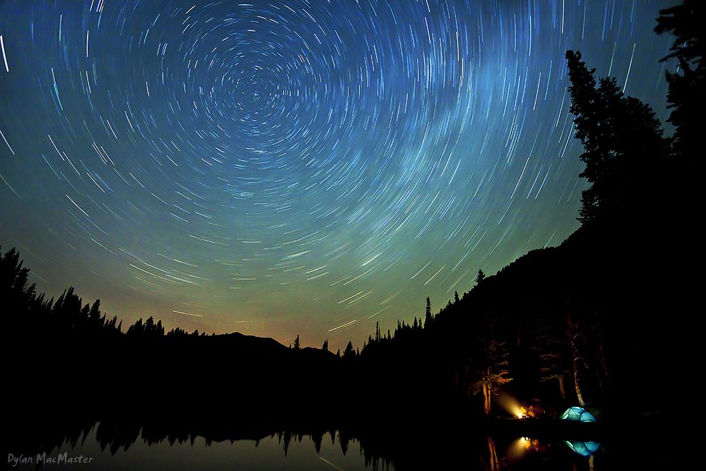 Camping sob a luz das estrelas em Red Mountain Lake em Oregon, EUA. - Foto: Dylan MacMaster