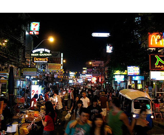 Na imagem que abre o post, Khao San Road | Foto de Skoll.