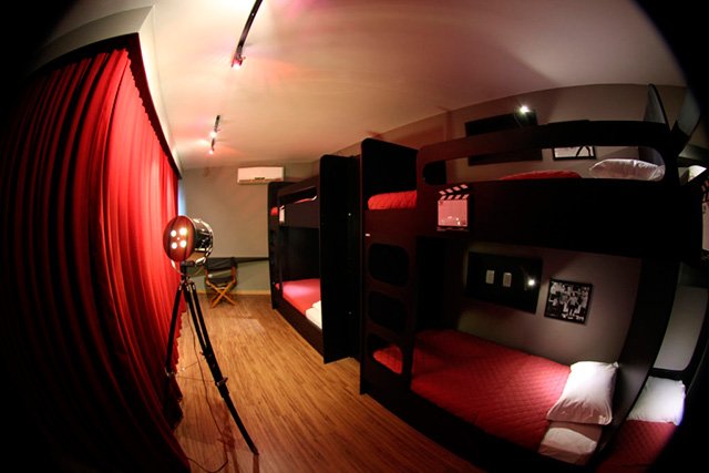Um dos quartos coletivos do hostel, o 'Backstage' | Foto: Divulgação