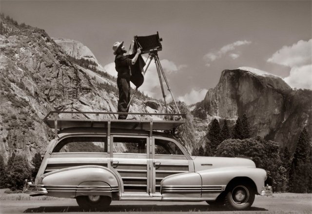 Tudo bem, não chegamos a esse ponto... Na imagem, Ansel Adams monta seu equipamento em um parque dos EUA | Foto: Archives.gov