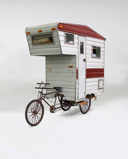 Dormitório, cozinha e até dispensa formam a pequena casa sobre bike | Foto: Divulgação