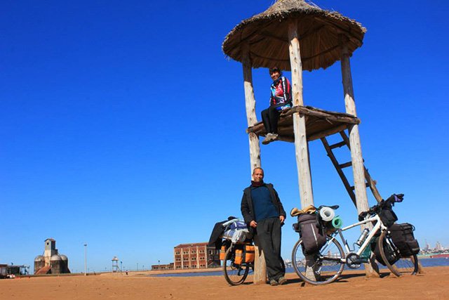 Casal de ciclistas no Paraguai | Foto: Divulgação.