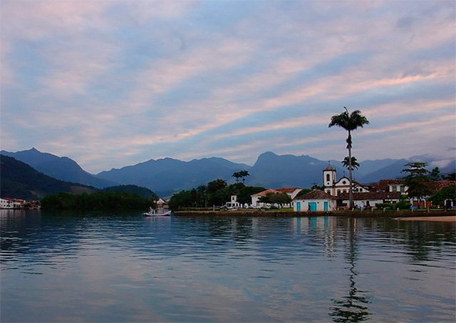 Vista da cidade de Paraty, no litoral fluminense. Ao fundo a Serra do Mar | Foto: Silnei L Andrade/Mochila Brasil