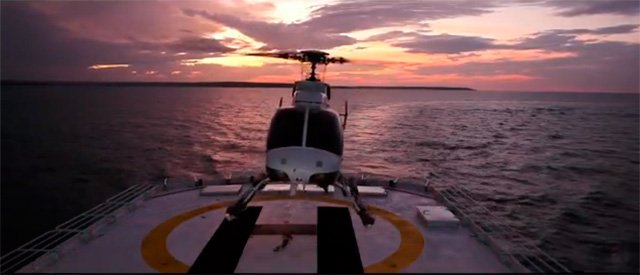 Numa das opções, o helicóptero sai do barco...