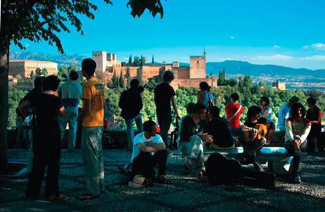 Albaicín é um bairro vizinho a La Alhambra, de onde se tem belas vistas | Foto: Divulgação Turismo Granada