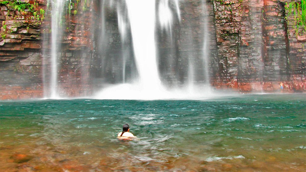 Além das ruínas da catedral do período colonial, a pequena vila, primeira capital do Estado do Mato Grosso preserva a cultura de sua gente. A região tem cachoeiras e outras belezas naturais. Na imagem, a Cachoeira dos namorados | Foto: Camilo Araújo