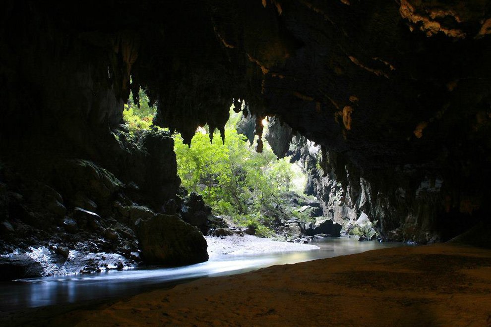 Caverna Tememina, uma das inúmeras que estão na área do Parque Estadual, que tem ainda montanhas, vales, cachoeiras, rios de água cristalina e ricas fauna e flora | Foto: Jurandir Aguiar dos Santos/Divulgação Petaronline.com.br