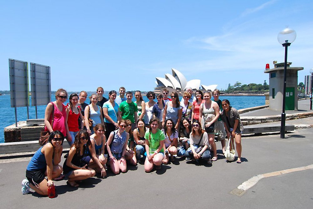 Guia e visitantes em Sidney, ao fundo, o Ópera House | Foto: Divulgação/I'm free tours Sydney