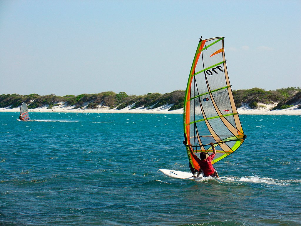 Windsurf e kitesurf são praticados na lagoa de águas cristalinas | Foto: Silnei L Andrade/Mochila Brasil