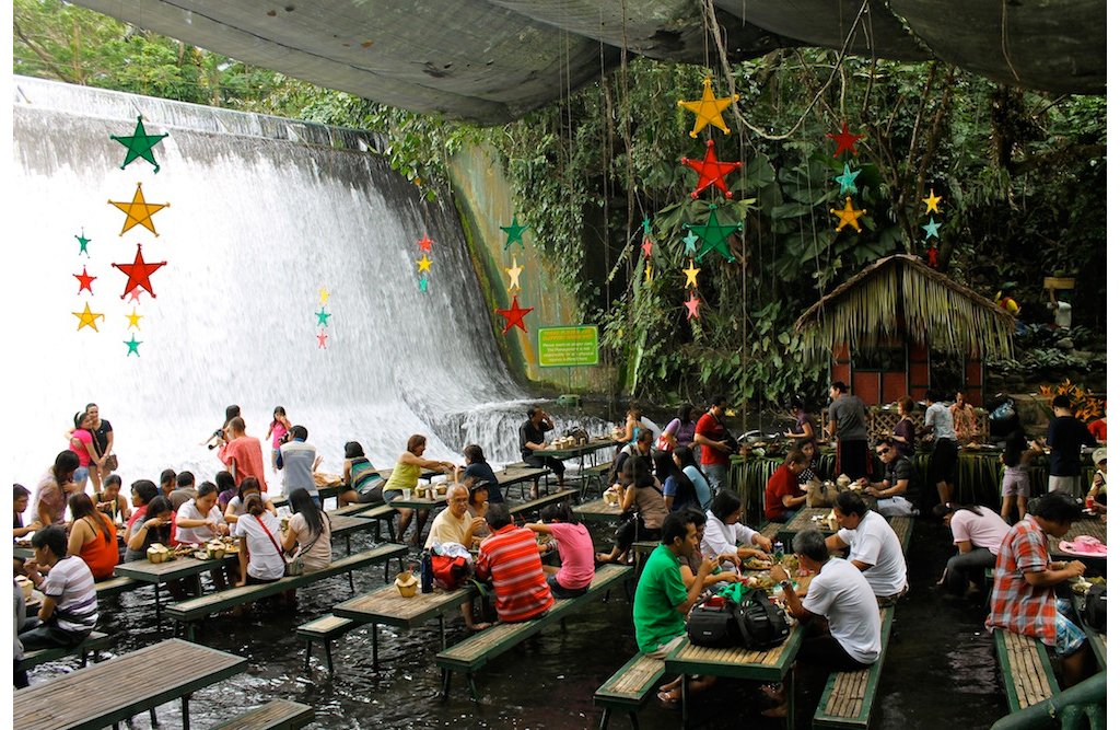 Mesas e bancos de bambu integram o ambiente | Foto: Jedson John