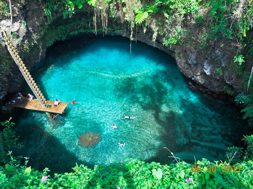 Esta bela piscina natural acessível por uma escada, fica na vila de Lotofaga, ao sul da ilha de Upolu em Samoa | Foto: Naomi T