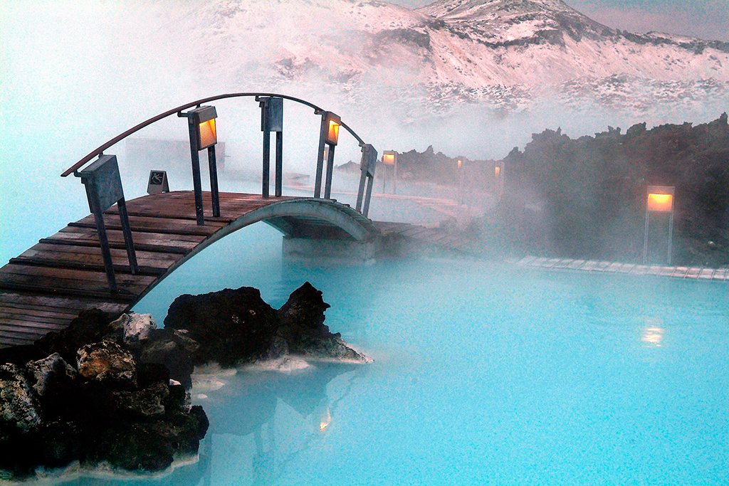 A piscina de águas mornas fica num spa (o Blue Lagoon) em Grindavik - Islândia | Foto: jthornett