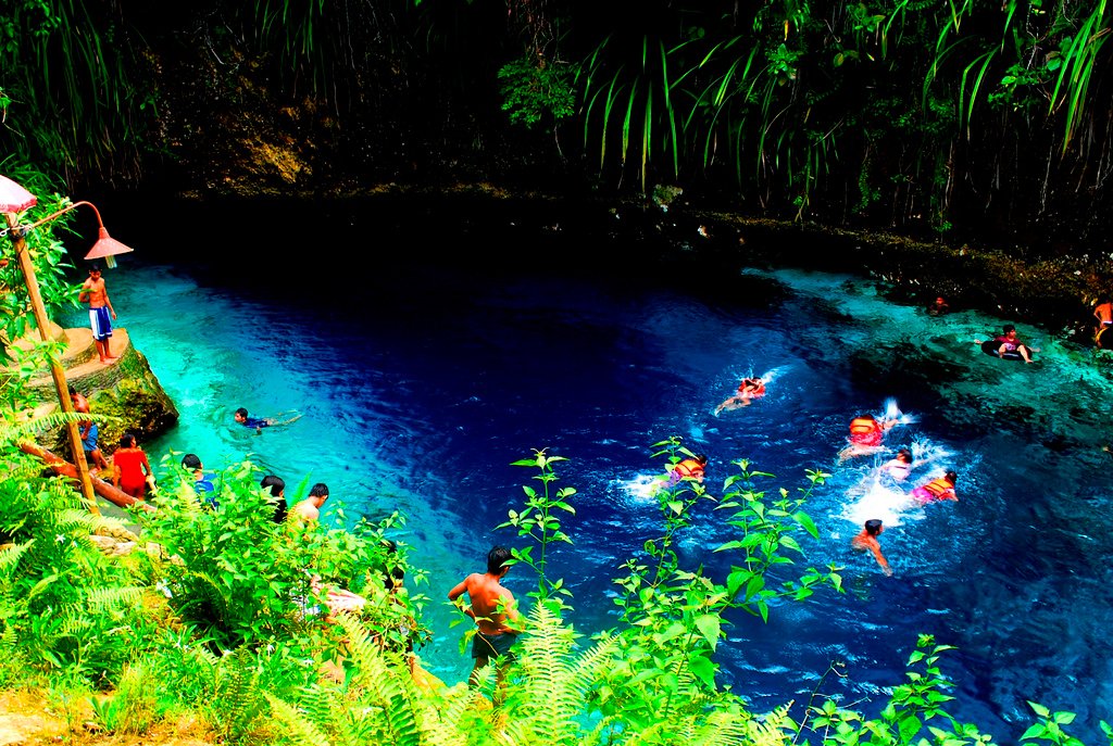 O Rio Hinatuan (de água salgada) parece fluir magicamente sem qualquer fonte em Mindanau, a segunda maior ilha filipina | Foto: jojoscope