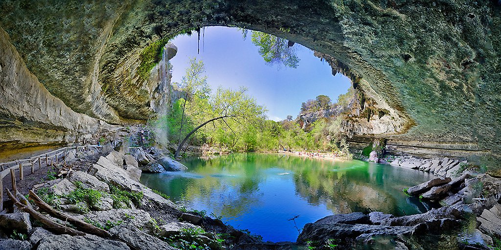 Uma cachoeira com pouco mais de 13m mergulha numa gruta criando essa bela piscina nas proximidades da  capital do Texas, Austin | Foto: Darrell Miller