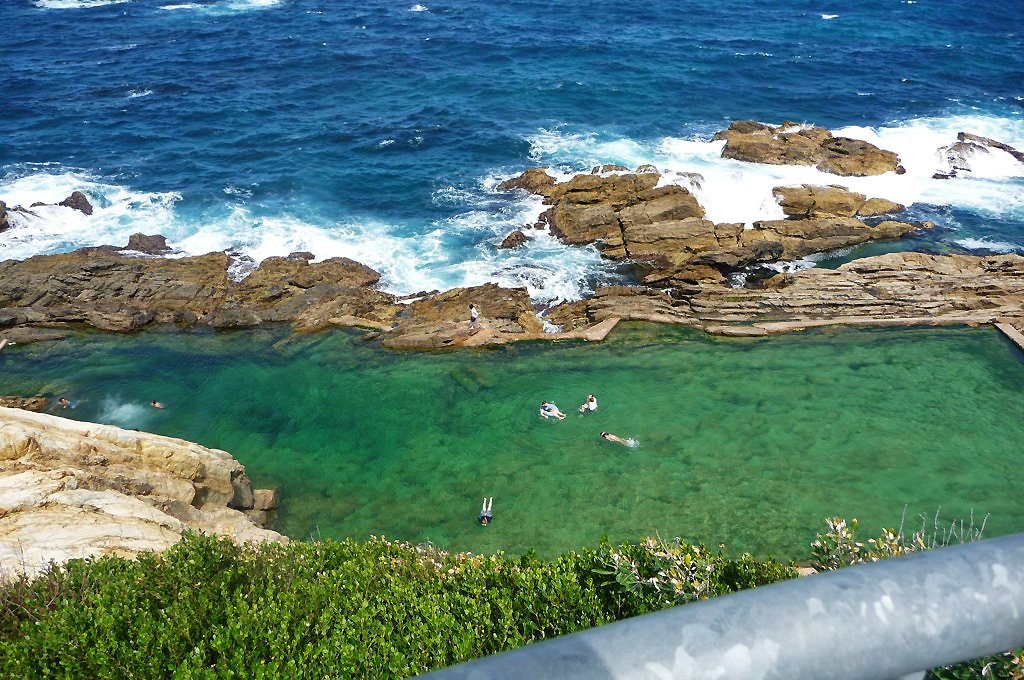 Aos pés de um penhasco rochoso, fica em Bermagui, na 'Costa Safira' - Austrália | Foto: dirl.goes