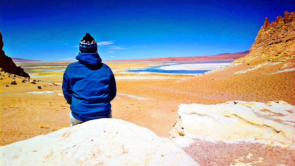 Viajante contempla a incrível paisagem do Salar de Tara | Foto: Marcos Hoffman/Arquivo pessoal