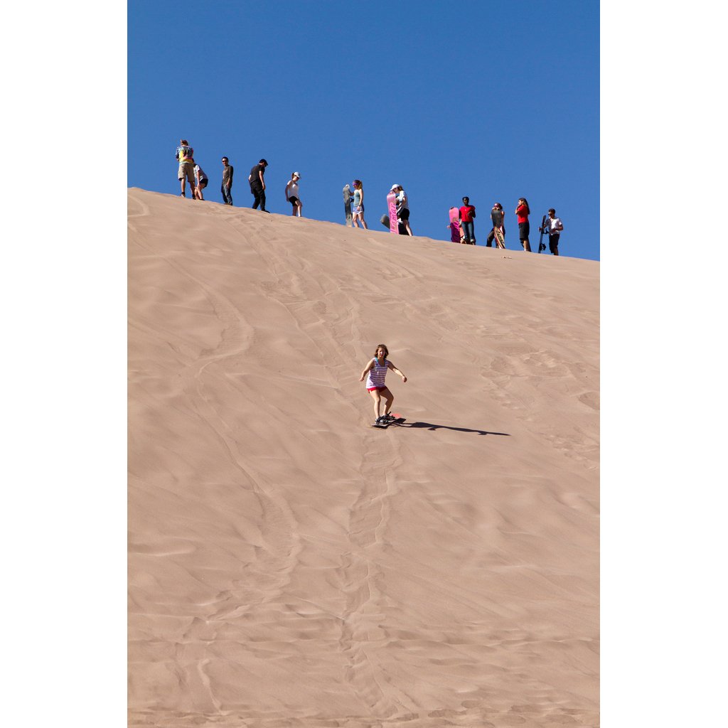 Visitantes praticam sandboarding | Foto: Livio Barcella.