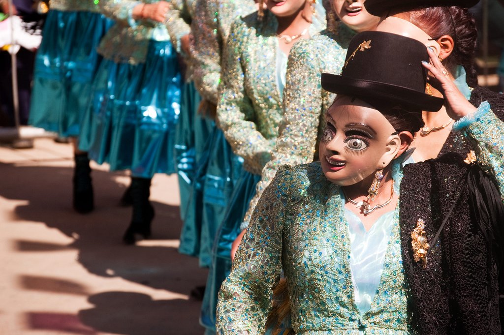 Os tradicionais chapéus utilizados pelas cholas também aparecem no Carnaval | Foto: bjaglin.