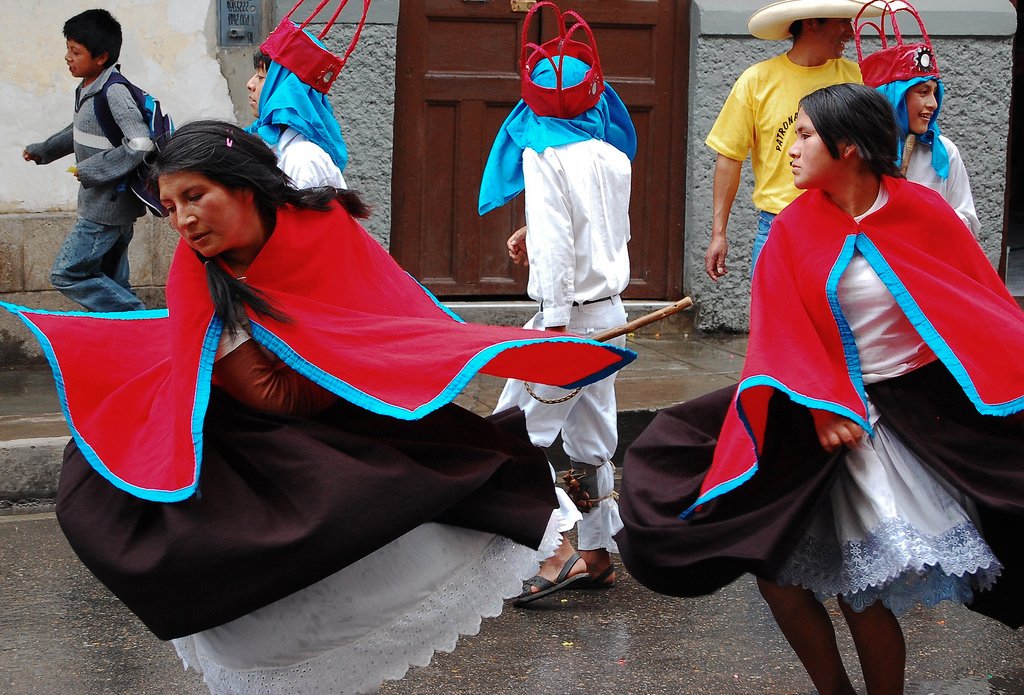 Mulheres dançam nas ruas de Cajamarca | Foto: Mike Martos.