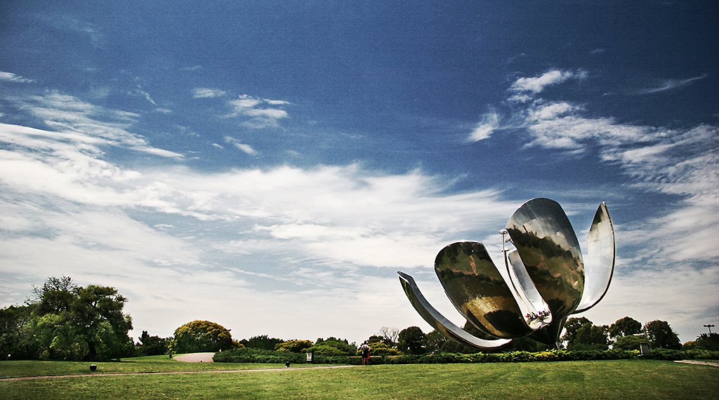 Buenos Aires é uma das cidades mais buscadas por brasileiros. Na imagem, a escultura metálica, 'Floralis  genérica', instalada na Plaza de las Naciones Unidas, no bairro Recoleta | Foto: Matt Hintsa.