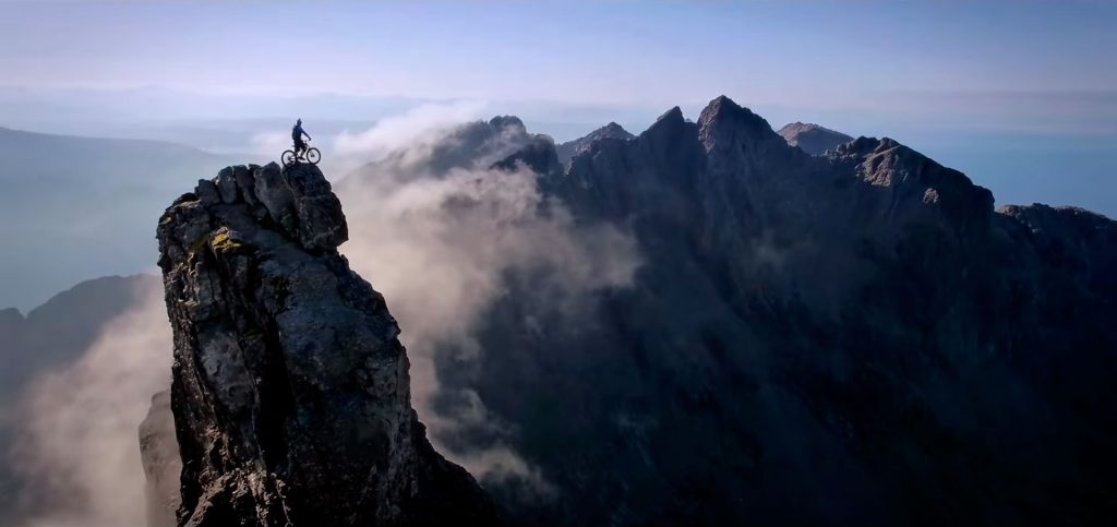 Danny Macaskill no topo das highlands escocesas - Foto: Frame do filme "The Ridge"