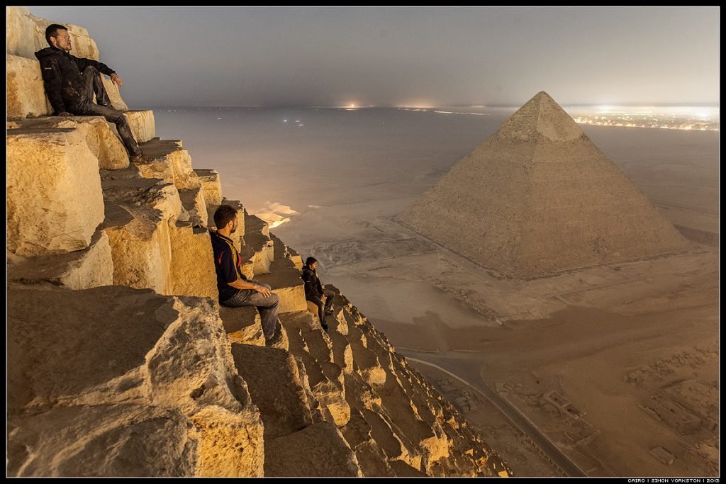Botando o papo em dia no topo da pirâmide - Foto: Simon Yorkston