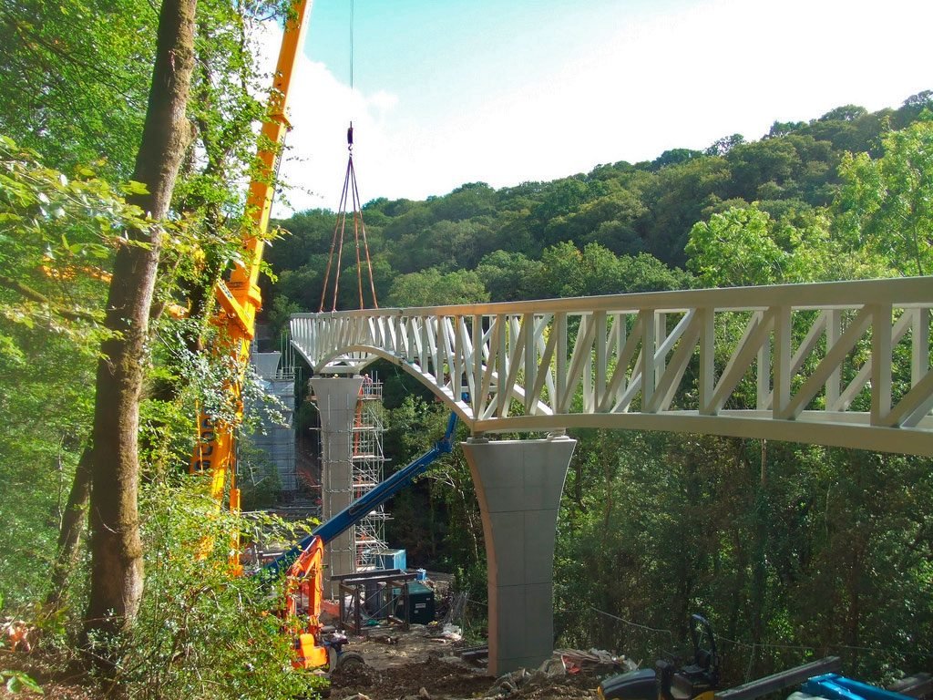 Construção de uma ponte da Rota EuroVelo 1 em Tavistock, Inglaterra.