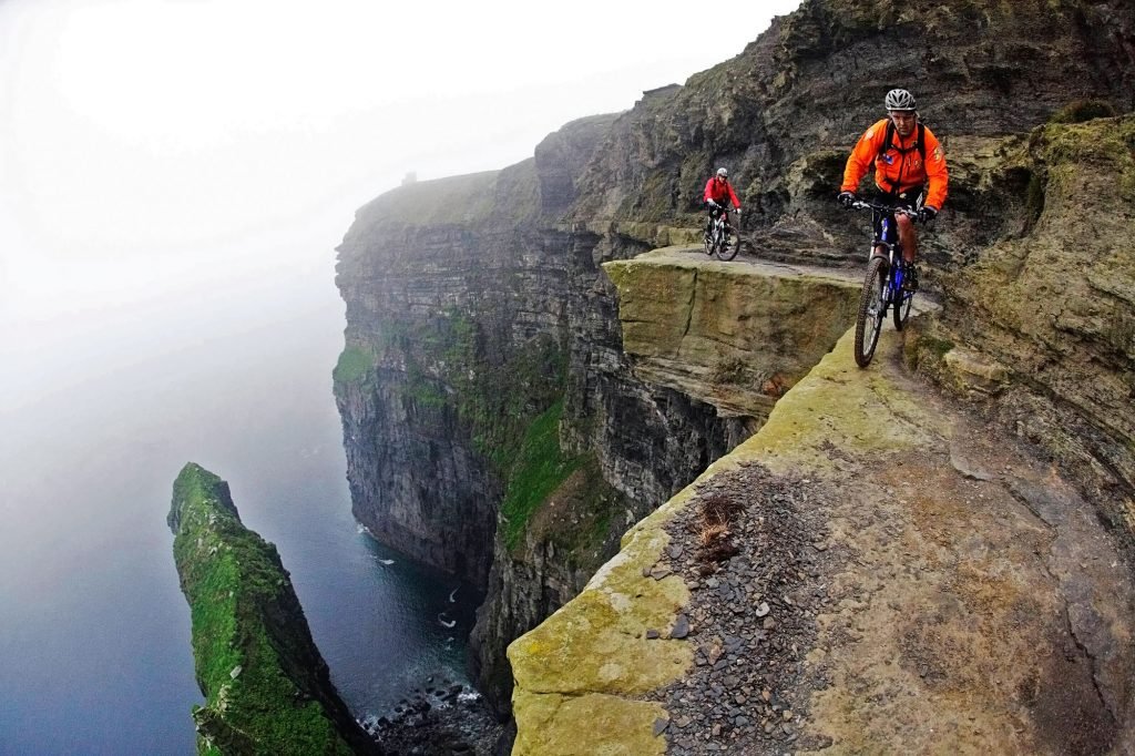 Os ciclistas Hans Rey e Steve Peat apreciando a vista em Cliffs of Moher - Foto: Victor Lucas