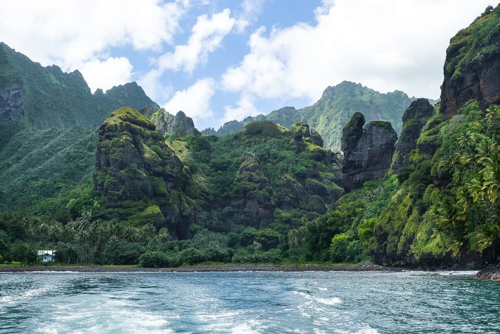 Paisagem da Baia das Virgens em Fatu Hiva nas Ilhas Marquesas - Foto: Rita Willaert