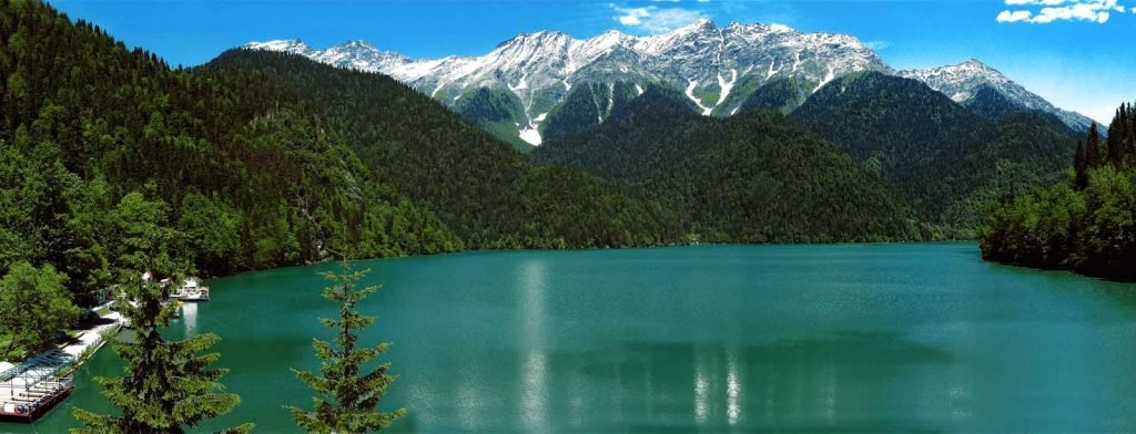 Lago Ritsa com Cordilheira do Cáucaso ao fundo - Foto: abkhazia.travel