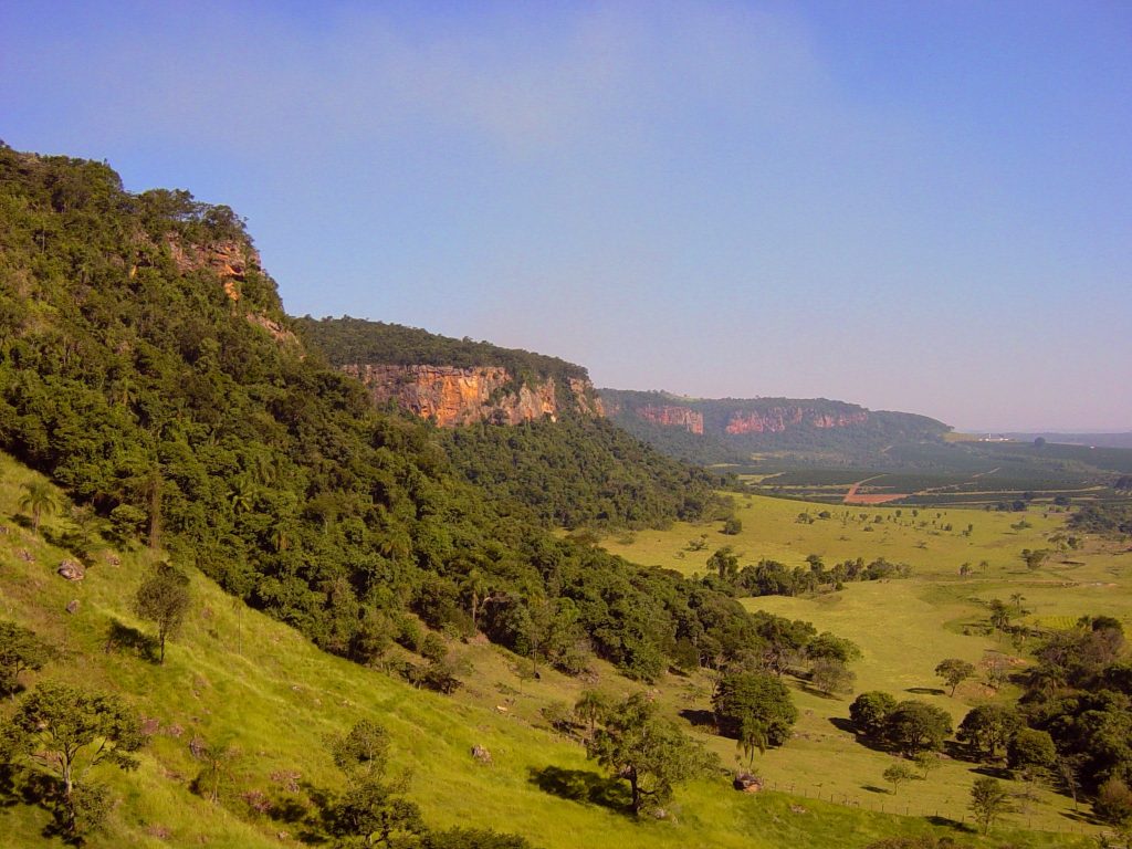 Penhascos de Arenito na região de Analândia - Foto: Wikimedia commons