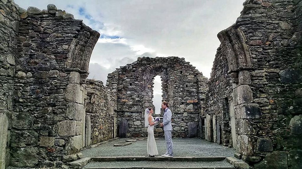 Nas ruínas da Catedral Glendalough, na Irlanda | Foto: Cheetah Platt e Rhiann Woodyard