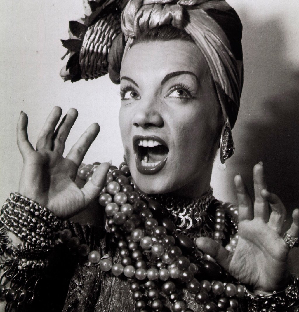 Um dos ícones de Brasil, a p-o-r-t-u-g-u-e-s-a, Maria do Carmo Miranda da Cunha, a 'Carmen Miranda' | Foto: siastars14.com