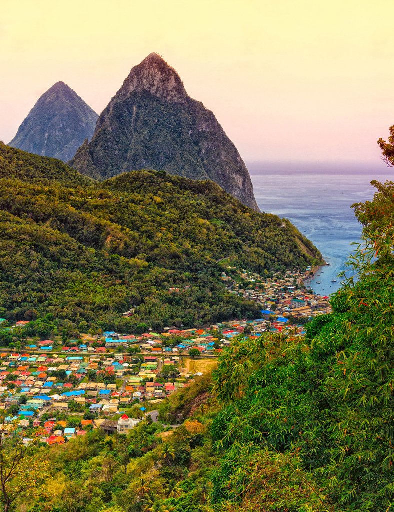 Os dois picos vulcânicos no sudoeste da ilha, os Pitons são um dos cartões-postais do local | Foto: Stuart  Claggett.