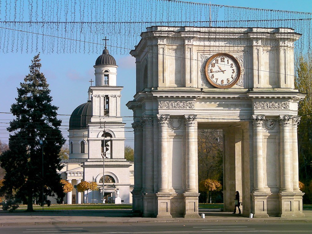  Arco do Triunfo na capital da Moldávia, Chişinău (ou Quichinau) | Foto: Tony Bowden.