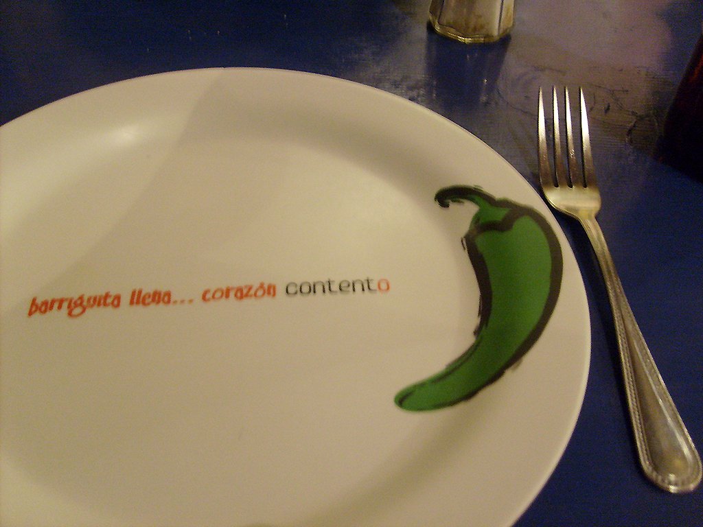 Achei meigo o slogan desse restaurante na Cidade da Guatemala, o Tacontento. "Barriguinha cheia... coração contente!" | Foto: Claudia Severo/Mochila Brasil.