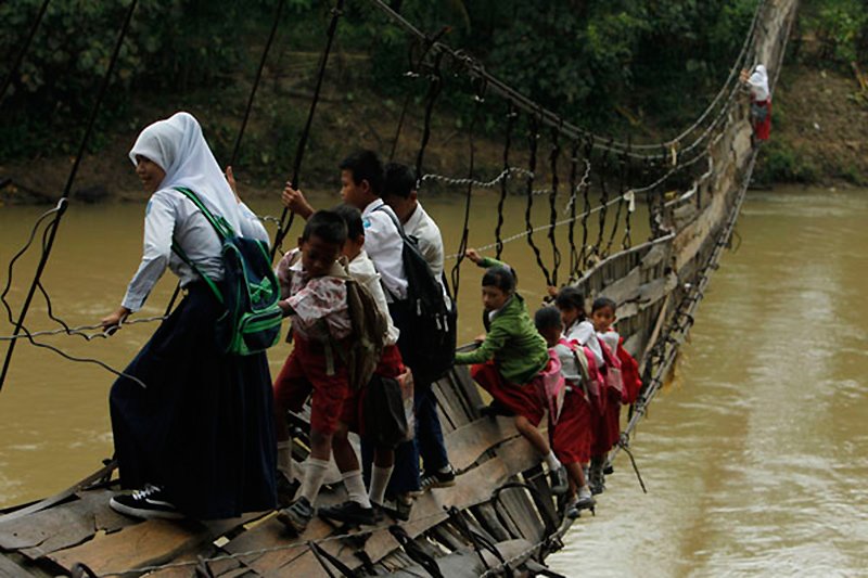 Esta ponte é o único meio para se chegar à escola local | Foto: Reuters.