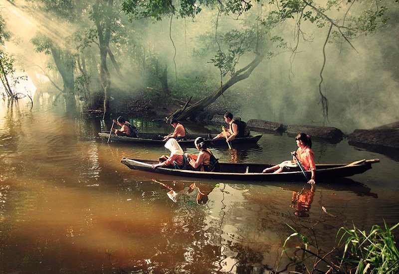Assim como em alguns lugares do Brasil, por ali o transporte é feito em canoas | Foto: Nico Fredia.