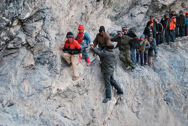 Aqui os pequenos mistura caminhada a escalada | Foto: Sem fonte.