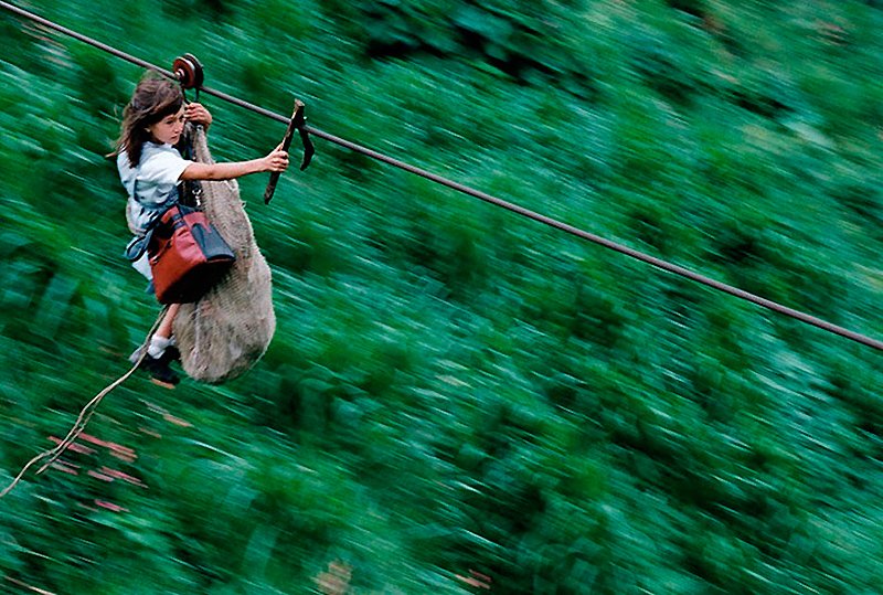 Cabo de aço ajuda na travessia das crianças | Foto: Focus/Otto/Rex Features.