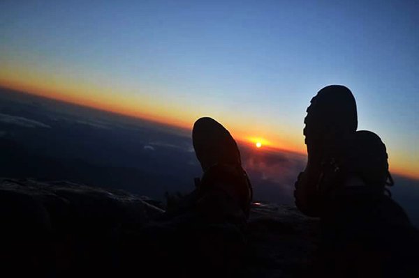 Pico da Bandeira (Na imagem, os pé de Joyce e Takeo) | Foto: Joyce Guimarães Oliveira.