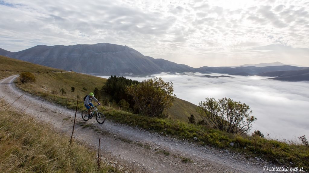 Ciclista pratica Mountain Biking em trecho da Grand Italian Trail ou "Sentiero Italia" - Foto: sibillini-mtb.it