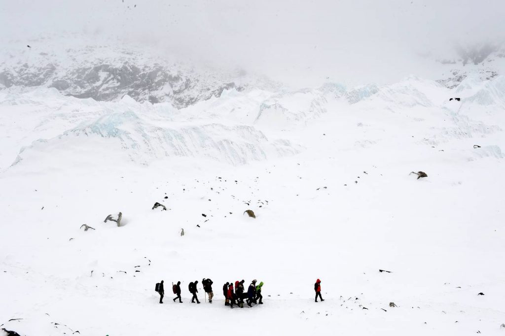Equipes de resgate carregam um sherpa ferido pela avalanche que arrasou partes do Acampamento Base do Everest - Foto feita em 25 abril de 2015. Foto:  Roberto Schmidt