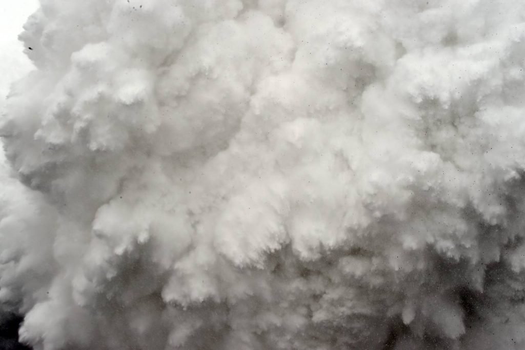 Uma nuvem de neve e detritos desencadeada pelo terremoto voa para o acampamento base do Everest.  Foto:  Roberto Schmidt