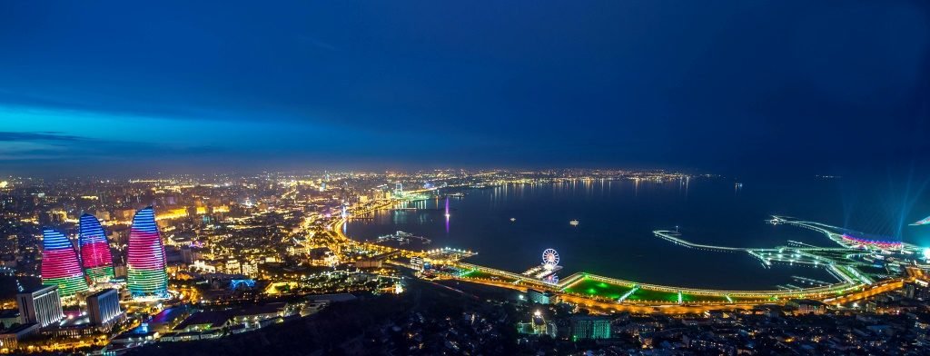 Noite na cidade de Baku, Baku no Arzebaijão - Foto: Wikimedia Commons