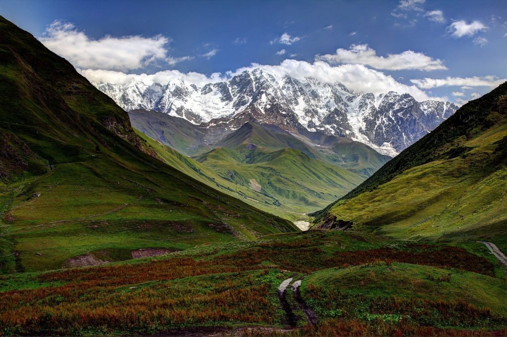 Vista do Monte Chkhara a partir do vilarejo de Ushguli na Geórgia - Foto: Roland Shainidze