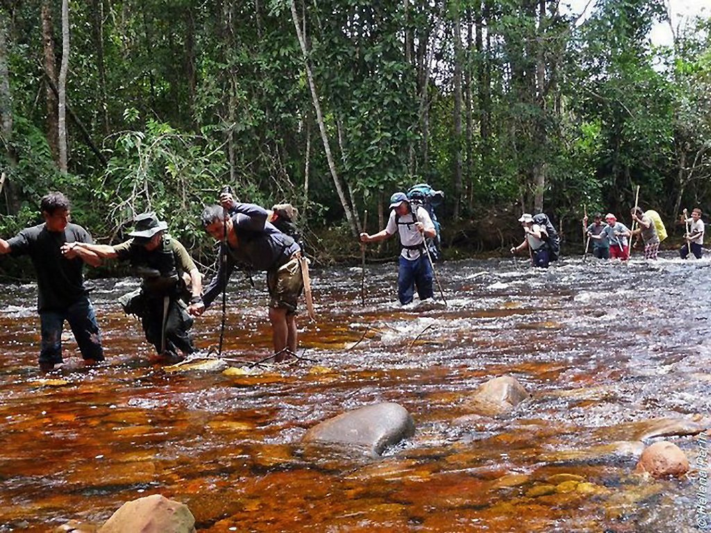 Mata fechada e travessia de rios fazem parte de uma das opções pela região | Foto: Divulgação/RoraimaAdventures.