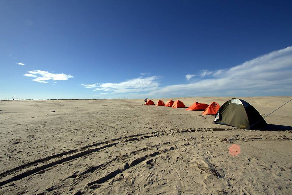 Acampamento em trecho da travessia Praia do Cassino - Chuí | Foto: Divulgação/RoraimaAdventures.