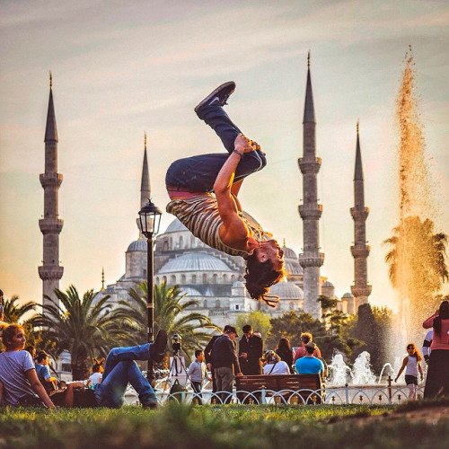 em várias cidades do mundo (Nesta imagem, Istambul) | Foto: Reprodução/FunForLouis.