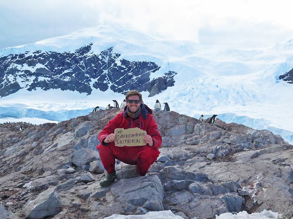 Mark em uma expedição pela Antártida | Foto: The BackpackerIntern.com